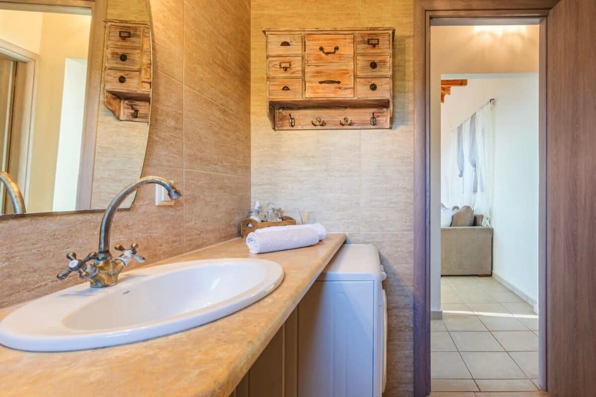 Mani Panoramic Seaviews - Luxury Summer Haven Levktron Luaran gambar
